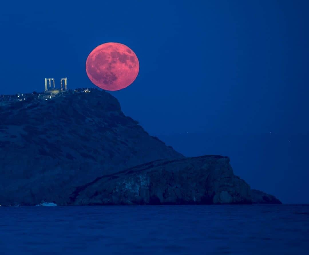 National Geographic Travelさんのインスタグラム写真 - (National Geographic TravelInstagram)「Photo by Muhammed Muheisen @mmuheisen | Full moon rising next to the columns of the ancient marble Temple of Poseidon, built 444 BC in Cape Sounion, Greece. For more photos and videos from different parts of the world, follow me @mmuheisen and @mmuheisenpublic #muhammedmuheisen #Greece」4月15日 9時59分 - natgeotravel