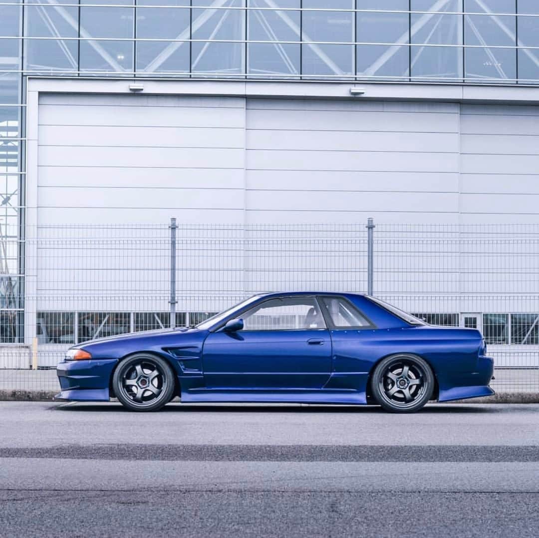 Nissanさんのインスタグラム写真 - (NissanInstagram)「There's the fine line and then there's the #Skyline. #NissanSkyline #SkylineSunday 📷: @vancouver.jpeg 🚗: @walter.lance」4月15日 10時00分 - nissan