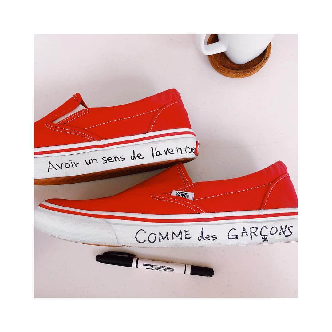のインスタグラム：「赤いスリッポンに落書き 「Avoir un sens de l'aventure comme des garçons」  ファッション好きなら直ぐにわかるよね。  コム・デ・ギャルソンの原文のメッセージ。  意味は“子供の持つ冒険心”  さーてこれでスケボーしよーっと。  #Vans #ヴァンズ #スケシュー #スケボー #スケートボード #落書き #commedesgarcons」