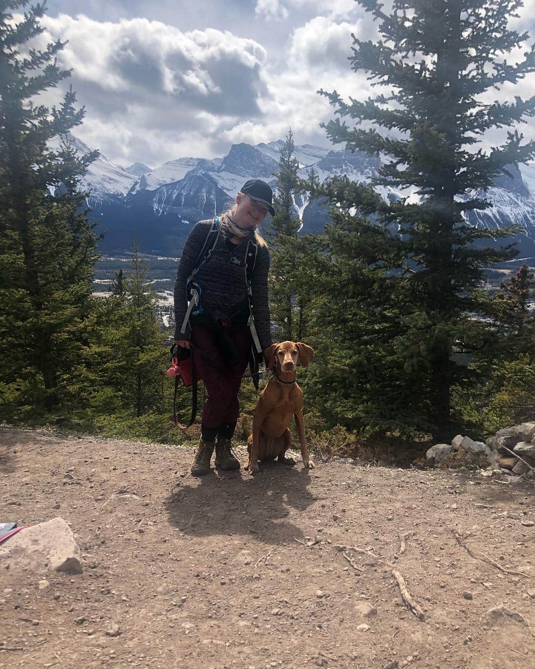 ヘイリー・ベルさんのインスタグラム写真 - (ヘイリー・ベルInstagram)「After a year I finally made it back to the mountains for a little hike with my two favourite girls! . . . . #mountladymacdonald #canmore #hike #explorealberta #dogsofinstagram」4月15日 10時06分 - hayleighbell