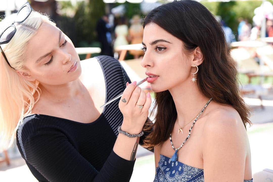 e.l.f.さんのインスタグラム写真 - (e.l.f.Instagram)「Coachella isn't complete without a little #festivalmakeup to brighten your look. 💄 Thanks to our talented #makeupartists who enhanced our guests' festival looks. 🌈Swipe to see the #elfcosmetics goodies used! @bloggerswhobrunchla #EyesLipsFestival」4月15日 10時14分 - elfcosmetics