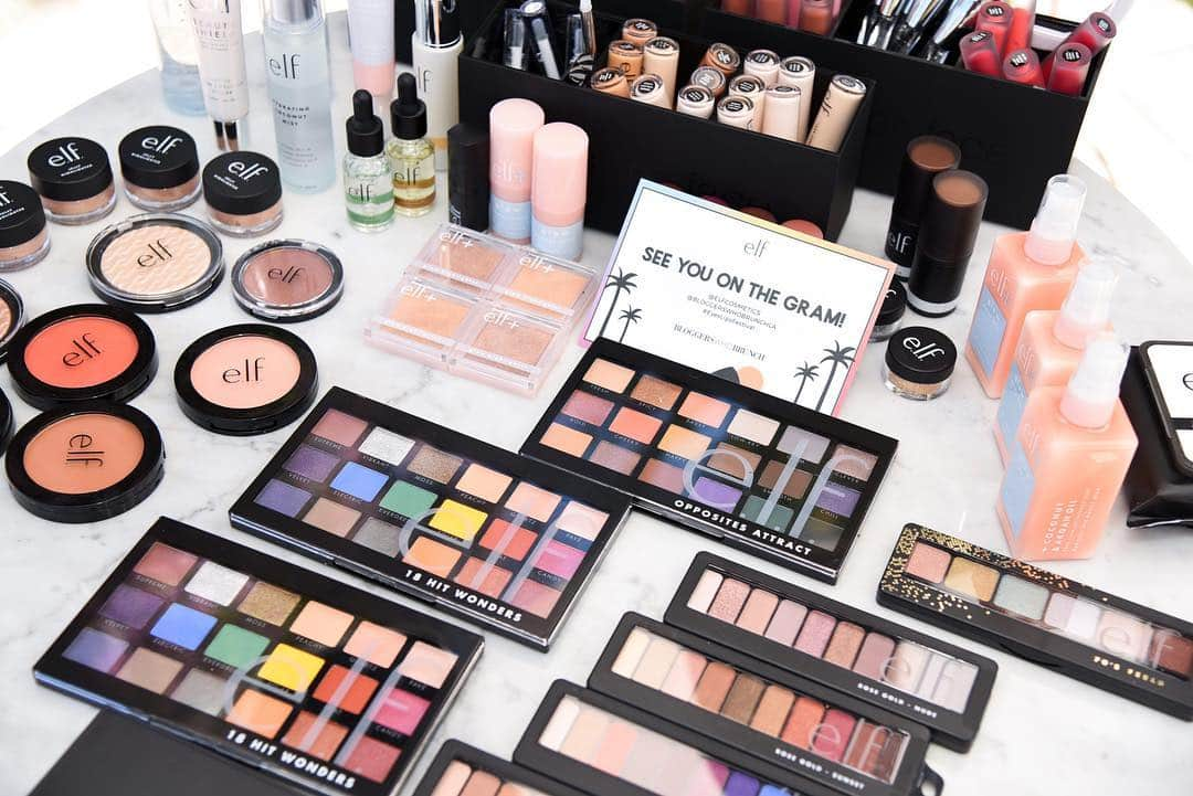 e.l.f.さんのインスタグラム写真 - (e.l.f.Instagram)「Coachella isn't complete without a little #festivalmakeup to brighten your look. 💄 Thanks to our talented #makeupartists who enhanced our guests' festival looks. 🌈Swipe to see the #elfcosmetics goodies used! @bloggerswhobrunchla #EyesLipsFestival」4月15日 10時14分 - elfcosmetics