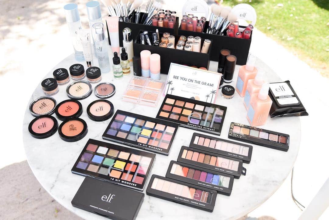 e.l.f.さんのインスタグラム写真 - (e.l.f.Instagram)「Coachella isn't complete without a little #festivalmakeup to brighten your look. 💄 Thanks to our talented #makeupartists who enhanced our guests' festival looks. 🌈Swipe to see the #elfcosmetics goodies used! @bloggerswhobrunchla #EyesLipsFestival」4月15日 10時14分 - elfcosmetics