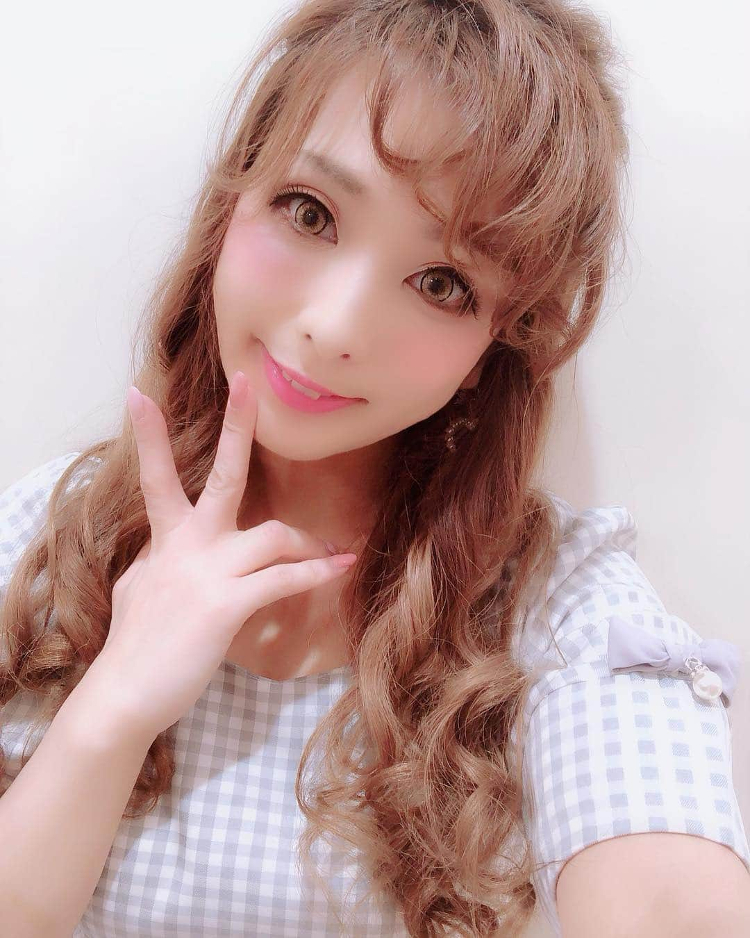 Fujikoさんのインスタグラム写真 - (FujikoInstagram)「おはよ🧡 今日は前髪くるくるしてみたよ👩🏼 . 今日は19時から大阪駅周辺で ストリート予定してます❤️✨ . イマドキガールズチケット🎫 絶讃発売中です！ . 応援よろしくお願いします🙇✨ . #Fujiko #japanesegirl #Fuzys #ストリート #大阪 #関西 #歌手 #アーティスト #sexy #singer #artist #Dance #hairarrange #前髪 #前髪アレンジ #fashion #ガーリー #cute #歌い手」4月15日 10時18分 - fujikochan1023