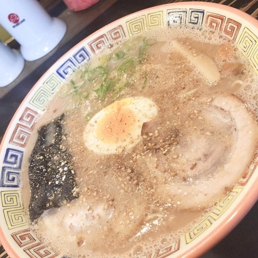 加藤美祐さんのインスタグラム写真 - (加藤美祐Instagram)「これまた初めましての大砲ラーメン🤤🍜 お父さんとお母さんに連れて行ってもらいました！  店内入った時は、うっ、、くさい、、🤢！！ ってなって食べれるか心配になったけど、本当にペロリだった🤤❤️ 昔ラーメンの方を食べたよ！ こちらのが香りもスープもがっつりこってり🐷  見よう見まねで、ごまかけてコショウをふって🌿  ごちそうさまでした👏🏻✨ #大砲ラーメン #らーめん #とんこつラーメン #福岡 #福岡グルメ」4月15日 10時22分 - muwkato