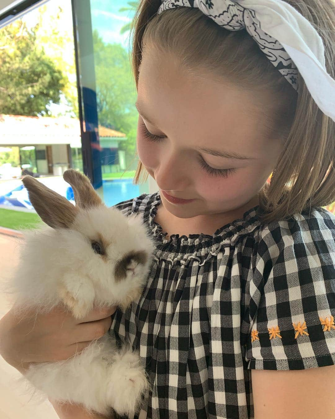 ヴィクトリアベッカムさんのインスタグラム写真 - (ヴィクトリアベッカムInstagram)「Harper is getting ready for Easter 🐣 x Kisses and thank you for a beautiful day @evalongoria 💜」4月15日 10時25分 - victoriabeckham