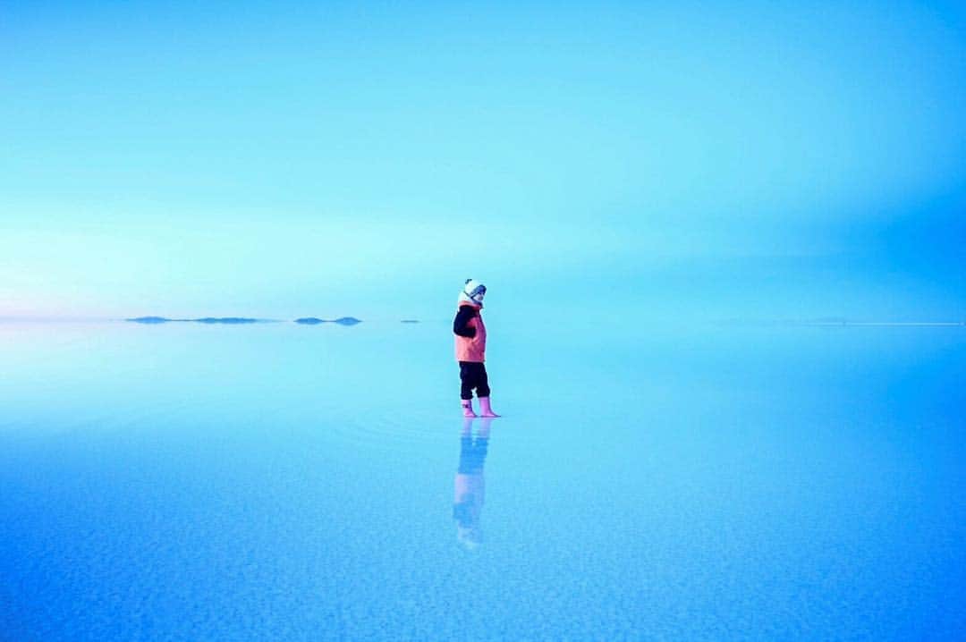 塩見珠希さんのインスタグラム写真 - (塩見珠希Instagram)「#ウユニ塩湖 🇧🇴 ・ これは夜明け頃だったかな 空と湖の境がわからなくなって どこまでも続いてるかのように見えるの  幻想的ですよね ・ #アウトドア  #天空の鏡 #Uyuni #lb_outdoor #旅 #エルブレス御茶ノ水店 #bolivia #ボリビア #backpack  #バックパッカー #バックパッカー女子」4月15日 10時38分 - _shiomi6