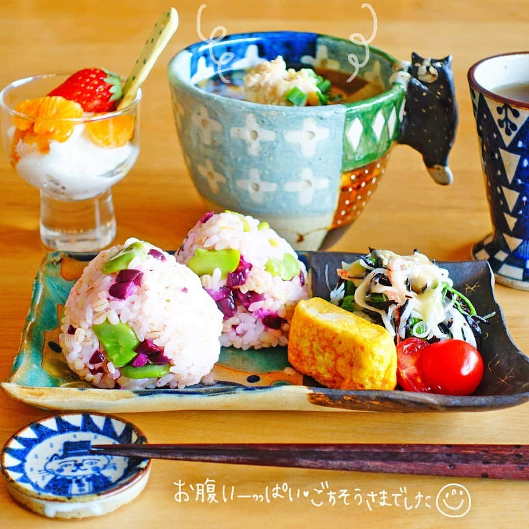 なっつ。さんのインスタグラム写真 - (なっつ。Instagram)「2019.4.15.monday PUNICAFE LUNCH. ❁ある日のおうちごはん♬ ・ソラマメと柴漬けのおにぎり ・たまごやき ・サラダ ・鶏肉と大根、しめじのスープ ・ヨーグルト ❁ ソラマメと柴漬けのおにぎり♡ 大好きな春を感じられるおにぎり🍙 もち麦もたっぷり入れて♡ ろく助塩で味を調えたら そりゃもう最強にうまうまですよ(笑)  最近とぅちゃんが、スープ飲みたい！ 野菜たっぷりの スープ飲みたいって 女子みたいなこと言うから ストウブで大量にスープを作ること多し(笑) スープ飲むとほっこり 心落ち着くもんねぇ♡  ごちそうさまでした😽 ・ ・ ・ #おにぎり#今週もいただきます#なっつごはん🍚#なっつの絵日記」4月15日 10時32分 - punipopo