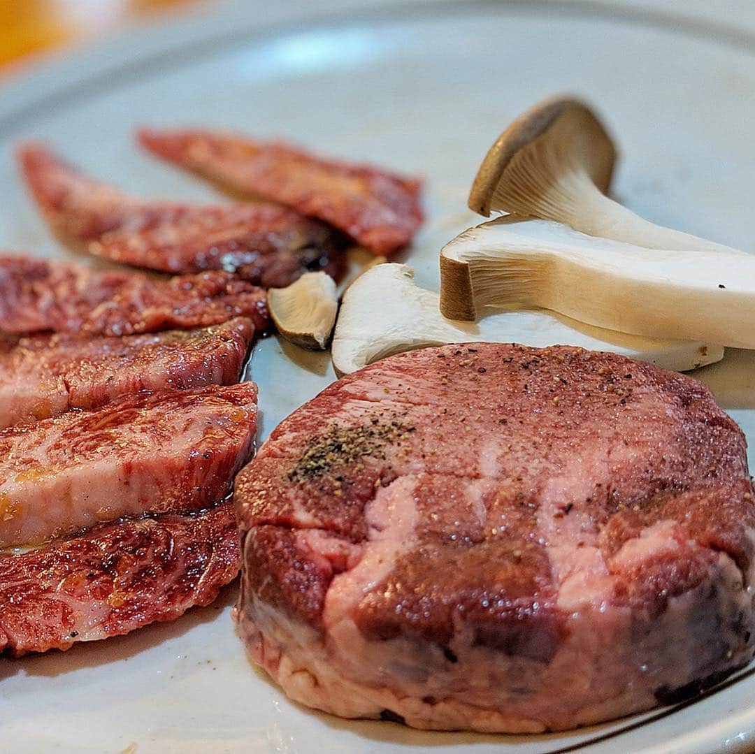 のインスタグラム：「厚切りターーン😋🍖 韓国焼肉🇰🇷白金高輪『#韓国館 』 ・ 三田二郎行く時に通ってて気になってたお店✨ 厚切りタンは歯切れよい！！ あとチーズビビンバはチーズのまとわりつく濃厚さが🙆‍♀️🧀 ・ 韓国の方が多く、さくっと気軽に食べれたいお店だった！ ・ #白金高輪グルメ #韓国焼肉 #焼肉 #肉 #meat #めぐログ_白金高輪 #yakinhku #pixelで撮影 #googlepixel」