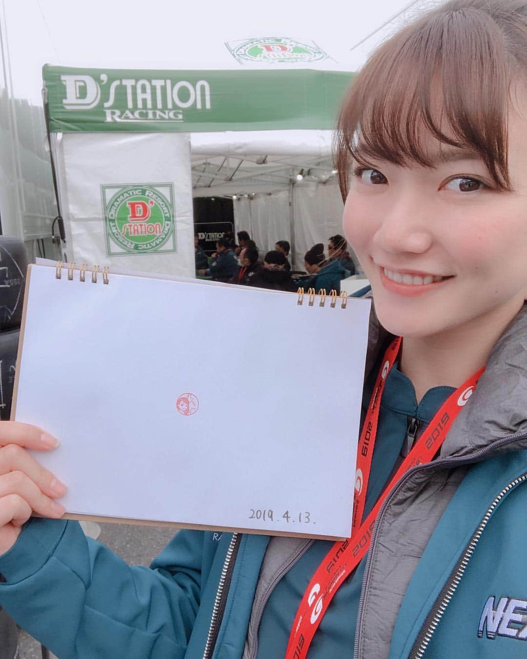 森園れんのインスタグラム：「小野印房さんに作ってもらった印鑑をSUPER GTの開幕戦に持っていったよー♥ サインの代わりにスタンプ押してた🤣たまにはこーゆーサインもいいでしょ？笑  #小野印房 #印鑑 #オリジナル印鑑 #オリジナルはんこ #日の丸 #日の丸弁当 #れんこん #サイン #supergt #チームスタッフ」