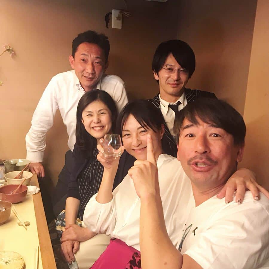青山恭子さんのインスタグラム写真 - (青山恭子Instagram)「. かーくんにあいさつした後は… . 1852年創業の秋田県の酒造『新政酒造』さんと 大好きすぎるお寿司屋さん『すし勝』さんとのコラボ試飲会にお邪魔しました！ 秋田で栽培された酒米のみを用いての醸造、ラベル記載の必要のない添加物さえも使用しないという、こだわりの9種類の美味しいお酒を、ツマミや握りに合わせて提供していただきました🍶 9種類も飲めば「これ、あんまり好きじゃないなぁ…」ってのがチラホラありがちなのに、全てが美味しく喉の引っ掛かりも無くすんなり入ってくるというのは素晴らしい👏 また日本酒熱が再燃しそうな予感💕 . . . #新政酒造 #すし勝 #日本酒試飲会 #こだわりの美味しい日本酒 #お寿司に合わせて #全てが美味しかった #幸せな時間 #新政ファンになりました #やっぱり日本酒美味しい #だって日本人だもの #🍶❤️」4月15日 10時55分 - aokyon27