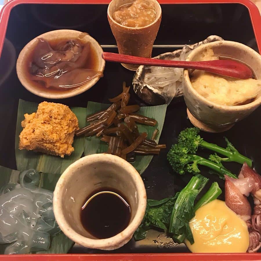 青山恭子さんのインスタグラム写真 - (青山恭子Instagram)「. かーくんにあいさつした後は… . 1852年創業の秋田県の酒造『新政酒造』さんと 大好きすぎるお寿司屋さん『すし勝』さんとのコラボ試飲会にお邪魔しました！ 秋田で栽培された酒米のみを用いての醸造、ラベル記載の必要のない添加物さえも使用しないという、こだわりの9種類の美味しいお酒を、ツマミや握りに合わせて提供していただきました🍶 9種類も飲めば「これ、あんまり好きじゃないなぁ…」ってのがチラホラありがちなのに、全てが美味しく喉の引っ掛かりも無くすんなり入ってくるというのは素晴らしい👏 また日本酒熱が再燃しそうな予感💕 . . . #新政酒造 #すし勝 #日本酒試飲会 #こだわりの美味しい日本酒 #お寿司に合わせて #全てが美味しかった #幸せな時間 #新政ファンになりました #やっぱり日本酒美味しい #だって日本人だもの #🍶❤️」4月15日 10時55分 - aokyon27