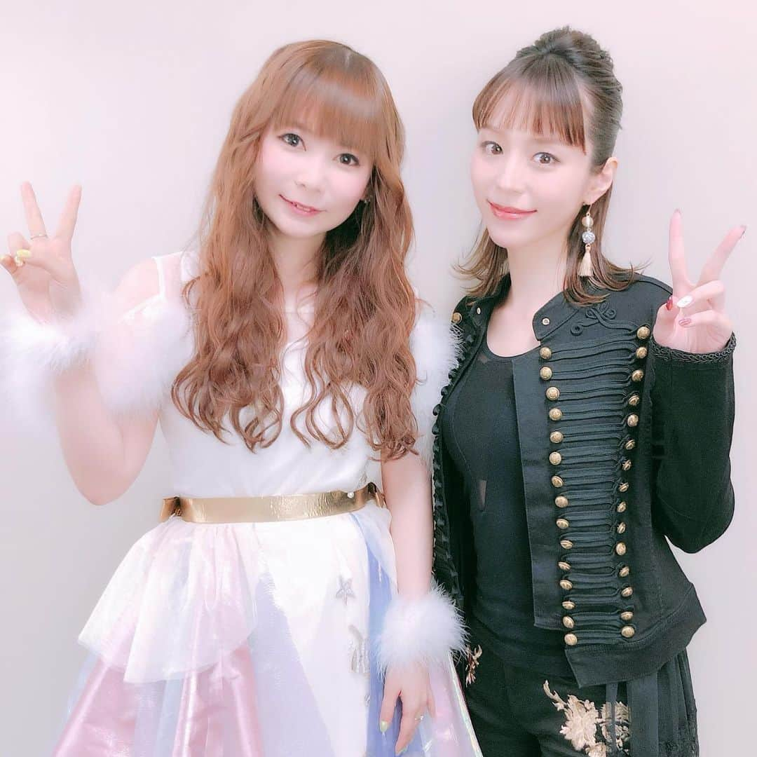 平野綾さんのインスタグラム写真 - (平野綾Instagram)「しょーこちゃんとこうやってイベントでご一緒させていただくのは何回目だろう⁈﻿ ﻿ お互い緊張してる時にいつも、﻿ 「しょーこちゃん or あやちゃん がいてくれて良かったぁ〜💕」﻿ とハモります(笑)。﻿ ﻿ ﻿ しょーこちゃんと初めて共演したのは16歳の時。﻿ 隠し芸大会の女子団体で同じチームでした！﻿ ﻿ その後、アニメ『アイシールド21』で3年半レギュラーをご一緒させていただいて、﻿ テレビやイベントでも一番共演回数が多いんじゃないかと思います。﻿ ﻿ こんな長い付き合いになるとは(*´꒳`*)💕﻿ ﻿ ﻿ ちなみにこの日は、アイシールド出演者が5人いました⚡️﻿ 堀内賢雄さん﻿ 平川大輔さん﻿ 豊永利行さん﻿ しょーこちゃん﻿ 私﻿ ﻿ 懐かしい💖﻿ ﻿ ﻿ ﻿ #声優紅白歌合戦  #声優紅白 #声優紅白2019 ﻿ #中川翔子 #しょこたん﻿ #アイシールド21  #ayahirano #平野綾」4月15日 10時56分 - a_ya.hirano