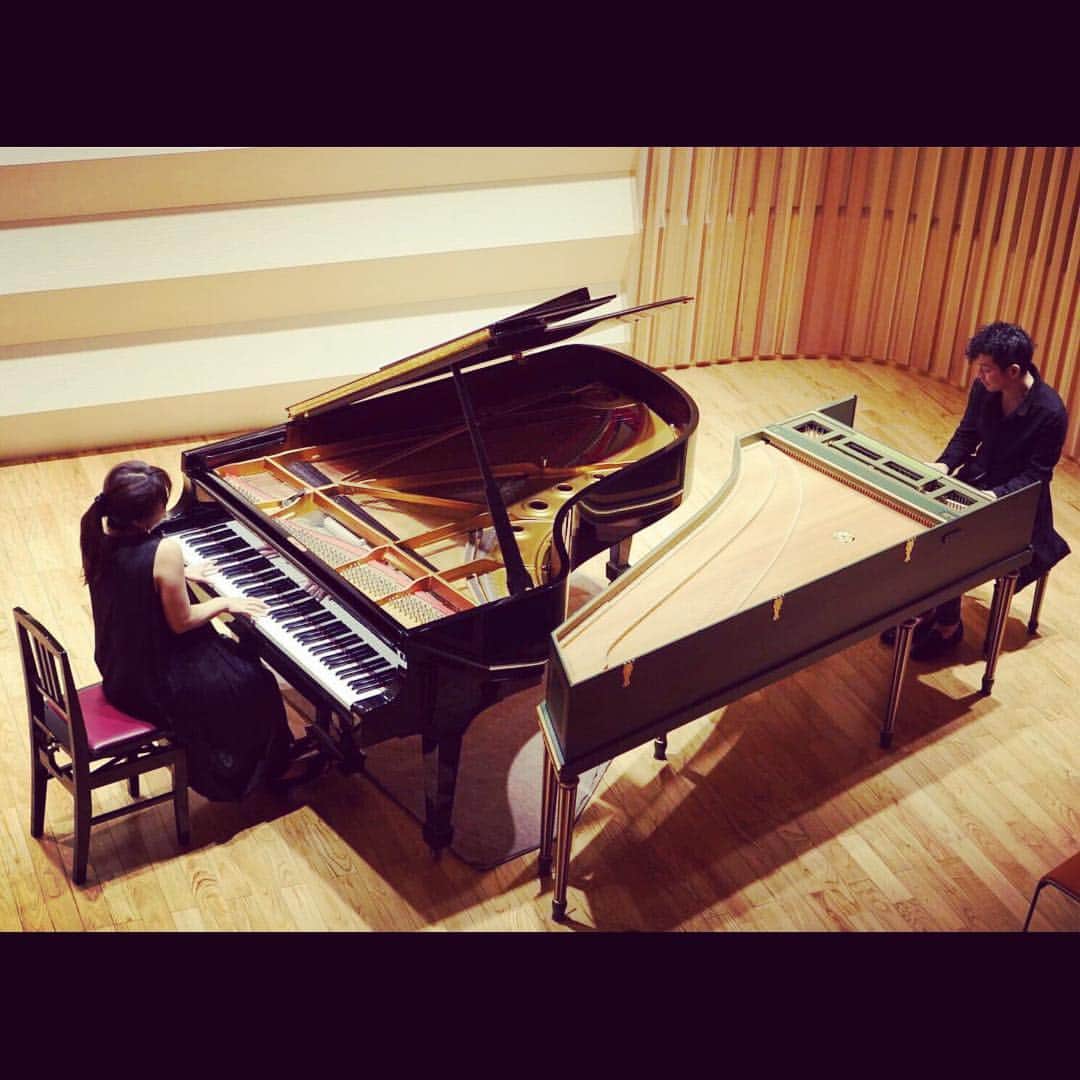 秋田慎治さんのインスタグラム写真 - (秋田慎治Instagram)「宮崎サルマンジャー、無事終了！ 唯一の昼夜公演、昼はかわいらしいお子さまにも何人か来ていただいて夜は大人な夜で、いい一日になりました。 なんと言ってもチェンバロを弾けるのが楽しみ&不安w 二曲のピアノ&チェンバロデュオもうまくいきました！ 宮崎では5回目のソロ。 サルマンジャーの美穂子さん、玲子さん、調律の木村さん、取りまとめてくれたさつきちゃん、そしてきてくださったみなさん、本当にありがとうございました！！ #秋田慎治Period」4月15日 10時50分 - _shinjiakita_