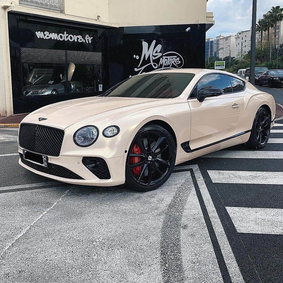 CARLiFESTYLEさんのインスタグラム写真 - (CARLiFESTYLEInstagram)「What’s the best color on a Bentley? @msmotorsofficiel #carlifestyle」4月15日 10時59分 - carlifestyle