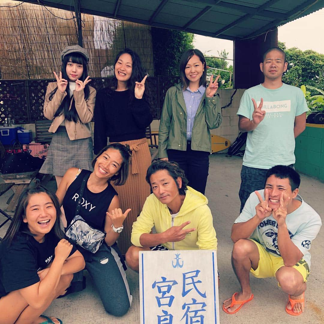 大下瞳美さんのインスタグラム写真 - (大下瞳美Instagram)「初めての小浜島も宮古島で出会ったマーメイド🧜‍♀️に教えてもらって直感で、民宿宮良に泊まりましたが、答えは大正解！！ 天気もたまたま雨予報なのにど快晴超ベタ凪で、絶好の海日和で海のツアーも参加することができました。超ローカルのしのぶさんが色々なポイントに船でアテンドしてくださり、みんな大満足のツアーでした。  夜はカニくんにツアーを組んでいただきプチナイトサファリを堪能しました。 カニくんはウミヘビなど簡単に捕まえてきちゃう人で小浜島の自然の知識が半端なく、色々な小浜島を知ることが出来ました😆  @shinobu_miyara のおかげで、最高の旅となりました！  ご飯もちょー美味しいよ🍚 宮古もだけど小浜の水も死ぬほど美味しいからご飯が泣きたくなるほど美味しいのー👍  小浜島に来る際は是非民宿宮良へ！！夜の宮良もたのしいよん❤︎ #小浜島 #民宿宮良#島巡り#島#沖縄#八重山諸島#島暮らし#沖縄好きな人と繋がりたい #ヨガツアー#夏#北風と太陽 #fam#yogaretreat #island#beachgirl #islandgirl  #roxyjapan #roxylife#yoga」4月15日 10時59分 - hitomiooshita