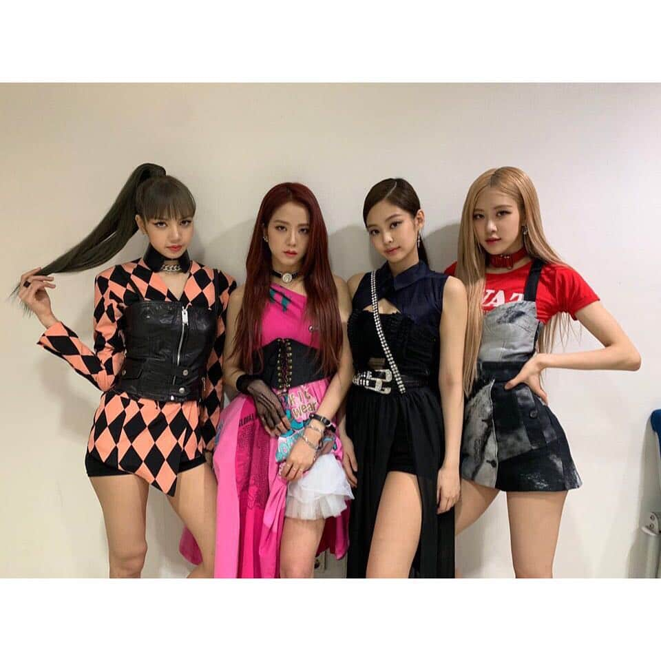 BLACKPINKさんのインスタグラム写真 - (BLACKPINKInstagram)「블링크💖 항상 고마워요 블링크 덕분에 하루하루 행복해🥰🥰 . Thank you BLINKS for the tremendous amount  of love and support!! we had so much fun performing Kill This Love💔 Please stay tuned for more of our performances☺️ We love you guys always 🖤💖」4月15日 11時01分 - blackpinkofficial