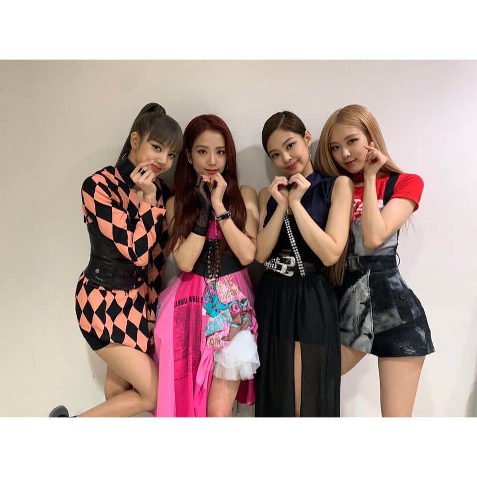 BLACKPINKさんのインスタグラム写真 - (BLACKPINKInstagram)「블링크💖 항상 고마워요 블링크 덕분에 하루하루 행복해🥰🥰 . Thank you BLINKS for the tremendous amount  of love and support!! we had so much fun performing Kill This Love💔 Please stay tuned for more of our performances☺️ We love you guys always 🖤💖」4月15日 11時01分 - blackpinkofficial