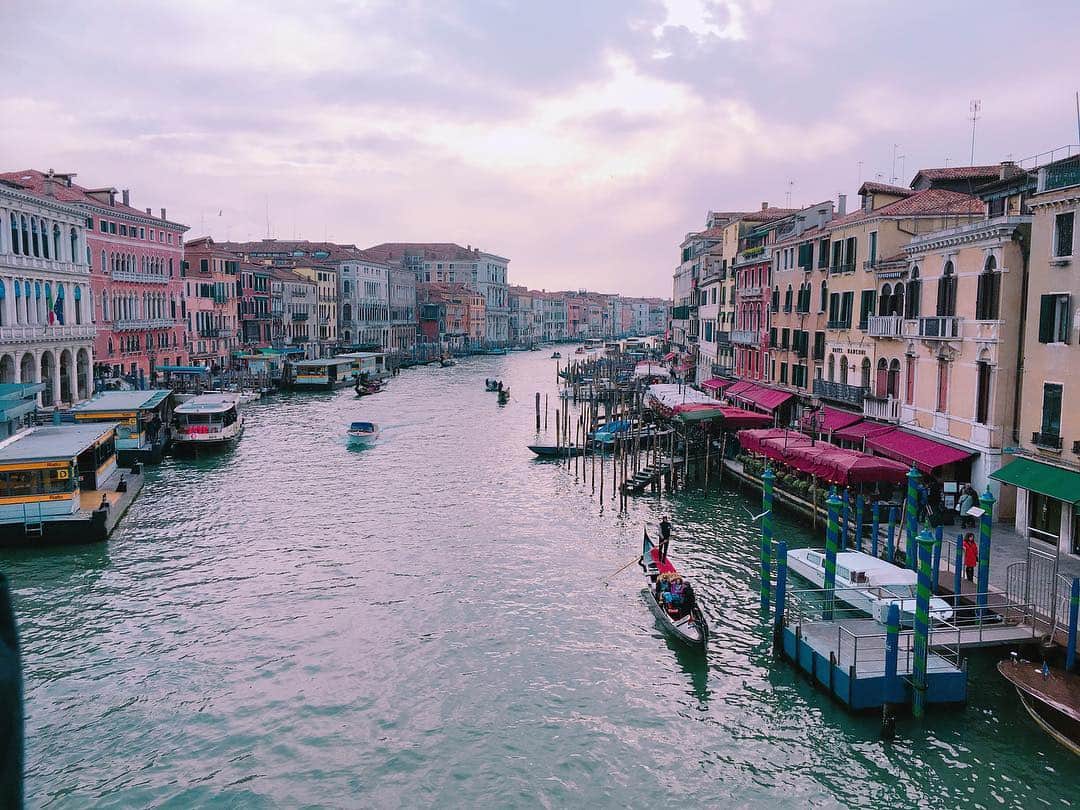 加藤ジーナさんのインスタグラム写真 - (加藤ジーナInstagram)「イタリアの写真も まだまだ載せたい気持ちがある🐰 投稿がひたすらのんびりなだけ🐢 意図せず過去ピクです笑 #旅行好きな人と繋がりたい  #イタリア旅行 #ベネチア #ヴェネチア #イタリア #海外旅行 #タビジョ #写真好きな人と繋がりたい」4月15日 11時03分 - katogina_718