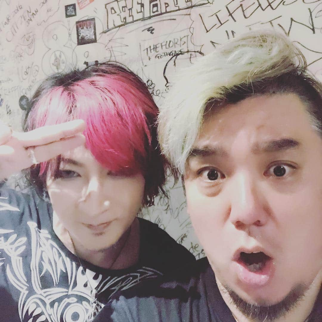 DUTTCHさんのインスタグラム写真 - (DUTTCHInstagram)「昨夜は、 TRICK MONSTER & JUNK ROCK CAFE presents !! 【【GREED ISLAND 6】】東京編でした🤘  MUSIC × ART × SUBCULTURE  EVENTって 事で会場がアミューズメントパークでした✌️ 誘ってくれた主催の Taka🤘  ありがとうございました‼️ ええ夜に  感謝。  #greedisland #trickmonster #junkrockcafe #uzmk #drum #duttch」4月15日 11時07分 - uzmkduttch