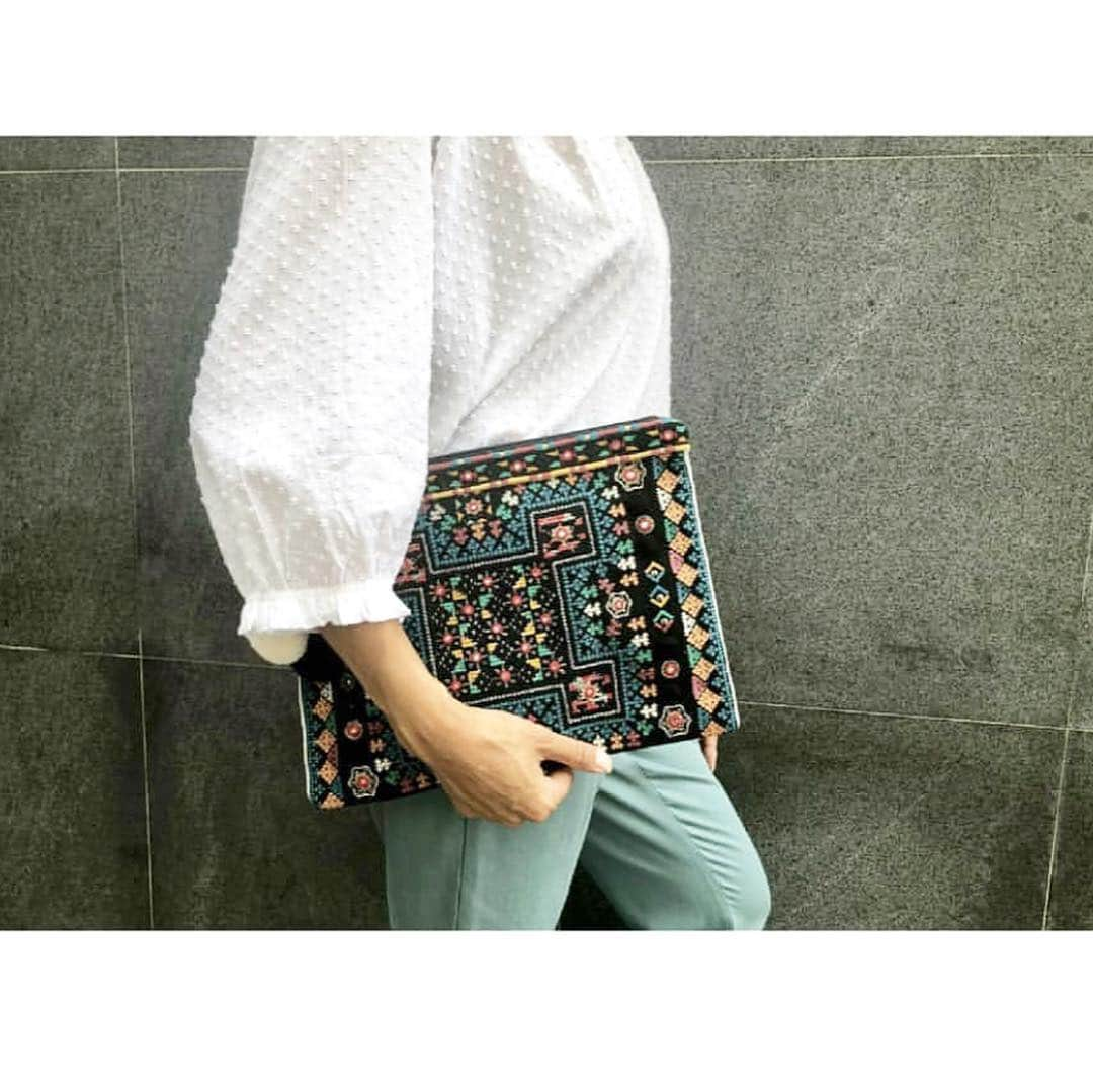 スターメラさんのインスタグラム写真 - (スターメラInstagram)「Each and every Star Mela’s piece has its own unique look and feel. ⭐️ •KIRA TOP online •NEYSA CLUTCH ⭐️TASLA CLUTCH 📸 @small_sg . . #embroidery #worldhandicrafts #everyoccasion #rajasthan #london #love#traditionalhandcraft #india#inspiredesign #savoirfaire#paris#jadore#starmelauk#starmelabags #starmela#smallsg#merci#ss19#bohochic#bohostyle#losangeles#neeyork#starmela#jaime」4月15日 11時09分 - starmelauk