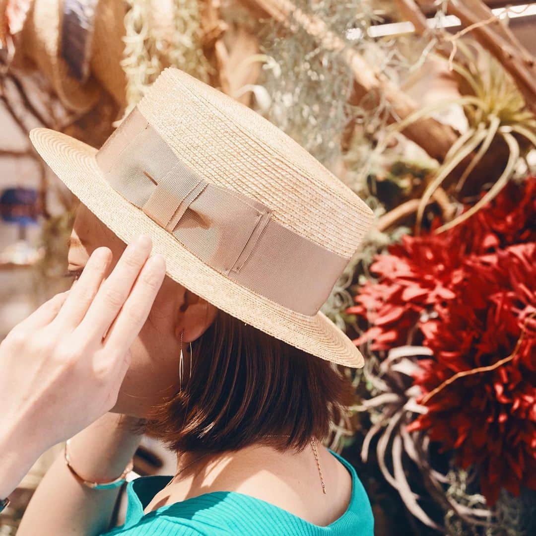 PARCO_ya上野さんのインスタグラム写真 - (PARCO_ya上野Instagram)「涼しげに見せる春夏のマストアイテム。﻿ 麦ブレードで編んだ、スタンダードなカンカン帽「OLD NEW」シリーズはいかがでしょうか。﻿ ﻿ 麦を手組みで織り上げて細身のブレードを作り、それを縫い上げて型入れをするという手の込んだ職人技が、雑見のない美しいフォルムを完成させます。太幅のグログランリボンのみをトリミングした、男女問わずなシンプルデザイン。古き良き時代を彷彿とさせる正統派シルエットが、ちょっぴり懐かしいノスタルジーな雰囲気を演出します。﻿ ﻿ 雄々しく吠えるタイガーが正面に鎮座するキャップ「ガルルCAP 2 (画像5.6枚目)」 取り外し可能なタイガーブローチは、特殊な刺繍技術を用いて立体的な3D構造に。バックスタイルのアジャスターベルト、裏地に施したセルビッチには唸り声とユニークな仕上がり。﻿ ﻿ お気に入りの帽子を身につけて、涼しげかつ軽やかにお出かけしてみませんか。﻿ ﻿ <shop information>﻿﻿ 帽子﻿﻿ 1F : CA4LA（カシラ）﻿ TEL : 03-3837-4433﻿﻿ ﻿ @ca4la_official﻿﻿ #PARCO_ya #parcoya #パルコヤ #パルコヤ上野 #上野 #ueno #ameyoko #ca4la #hats #hat #カシラ #帽子 #ハット #キャップ #帽子コーデ #カンカン帽 #リボン #帽子コーデ #weavetoshi #madeinjapan #日本製 #ItIsNotFunItsNotAHat #楽しくなければ帽子じゃない #春夏帽子 #春夏コーデ」4月15日 11時11分 - parco_ya_ueno