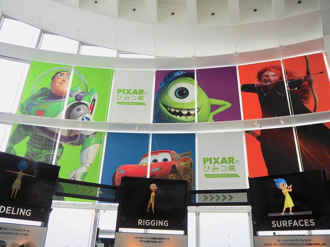 こままりえさんのインスタグラム写真 - (こままりえInstagram)「✴︎ PIXAR😍 . 六本木ヒルズ展望台の 東京シティビューで4/13(土)から開催の 「PIXERのひみつ展 いのちを生みだすサイエンス」にご招待いただき 娘ちゃんと遊びに行ってきました❤️ . #ニモ 好きの娘ちゃんが 大はしゃぎで思いっきり楽しんでいたし #PIXAR の裏側が見えて 大人も大満足の内容でした🎥🎞 行ってよかったなぁ〜😉✨ . チケットは会場で当日購入可能✨ GWに行くのも良さそう😍 個人的には #妊娠中 でも ゆったりと娘ちゃんと遊べて良かったです😜 気になる方は是非行ってみてください✨ . #PR #PIXARのひみつ展 #ピクサーのひみつ展 #PIXARのひみつ展_いのちを生みだすサイエンス #六本木ヒルズ展望台 #東京シティビュー #体験型イベント #モンスターズインク #ファインディングニモ #トイストーリー #ミスターインクレディブル #インサイドヘッド #カーズ #レミーのおいしいレストラン #インサイドヘッド #カーズ #レミーのおいしいレストラン #ウォーリー #リメンバーミー #カールじいさんの空飛ぶ家 #PIXAR展 #roppongi #roppongihills #tokyocityview #マタニティライフ #妊娠10ヶ月 #1歳11ヶ月 #娘ちゃんの成長記録」4月15日 11時11分 - komamarie