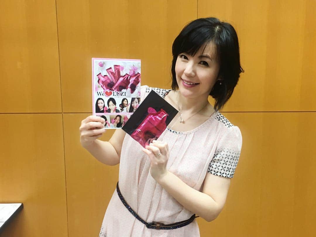六車奈々さんのインスタグラム写真 - (六車奈々Instagram)「昨日の美人塾も、【LUZI】（ルーツー）さんから嬉しいお土産がありました。 【LUZI】（ルーツー）さんは、漢方の中でも最高級に位置づけされる『冬虫夏草』をふんだんに使用し、体の中からキレイになることを提唱しているインナービューティーブランド。 http://www.luzi.jp/  今回は、🌟『エキストラ・コラーゲン』！ 冬虫夏草（とうちゅうかそう）1000mg＆超ナノコラーゲン5000mg配合『エキストラ・コラーゲン』を、ご参加くださった皆様にお持ち帰りいただきました！ 『エキストラ・コラーゲン』は、冬虫夏草（とうちゅうかそう）ドリンクと言ってもいいほど！冬虫夏草1000mgも配合。  ルーツーさん、ありがとうございました！ ★冬虫夏草のはたらき 人それぞれ体に個性はありますが、冬虫夏草は、『低い数値をあげる、高い数値を下げる』ではなく、その個々の体質に合わせた一番良いバランスに調整してくれる働きがあります。  楊貴妃や秦の始皇帝も愛し、現在でも漢方界で超高級食材として愛用され続けているのが、冬虫夏草（とうちゅうかそう）。 健康で美しい体作りには、嬉しい味方です。  #luzi #インナービューティー #冬虫夏草 #嬉しいおみやげ #エキストラコラーゲン」4月15日 11時22分 - nanarokusha