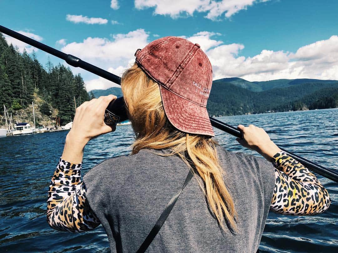 エミリー・ベット・リカーズのインスタグラム：「This is the only picture to have survived the first paddle of 2019. In my constant need to document the trajectory of summer here it shall rest🙏🏼@mir.martin and I hit our peak Vancouverness to date: Sprint. Hike. Paddle. Crush and Crash. Missed @julieztlhbr infinitely... and so it begins 🙋🏼‍♀️」