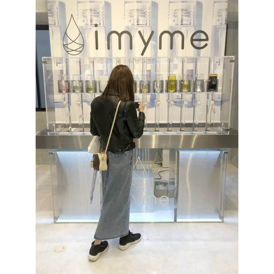 池田夏希さんのインスタグラム写真 - (池田夏希Instagram)「マッチングコスメブランド『imyme』のポップアップショップに莉奈(@rinayamashita )とお邪魔してきました🙌💕 . スマホで簡単な肌診断に答えるだけで、店内で世界初のセラムサーバーを使用して自分だけのオリジナル美容液が作れちゃうんです😍 しかも名前入り🎵 防腐剤とかも一切入ってないからとても新鮮😊✨ . ポップアップショップは表参道で明日までやってるので、気になる方は是非～♡ . 住所:東京都港区北青山3-5-2 1-1F 時間:11:00～20:00 . #imyme #アイマイミー #マッチングコスメ #世界初 #セラムサーバー #オリジナル美容液 #新鮮 #スキンケア #美容液 #化粧水 #女子力 #コーディネート #パケ買い #新発売 #メイクイット #ポップアップショップ開催中 #表参道 #青山自由地帯」4月15日 11時20分 - natsukiikeda624