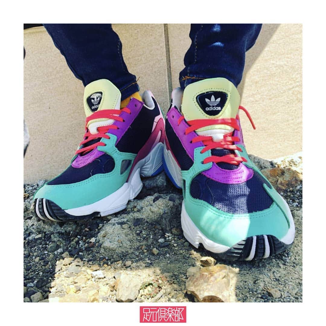 のインスタグラム：「「adidas Originals」より1997年に発売されたランニングシューズ[Falcon Dorf]を現代版にアップデートした[FALCON]。着用モデルはパステルカラーとネオンカラーを混合させた爽やかな春夏に合わせたくなるレトロポップ調の逸足。 . (@mill0826 )さんの足元倶楽部 . ブランド: adidas Originals  モデル : FALCON W . ▼今すぐフォローして最新情報をチェックしよう！ 【adidas Originals 公式アカウント】 ⇒#@adidasoriginals . #adidasoriginals #falconw #falcon #アディダスオリジナルス #ファルコン #足元倶楽部#足元クラブ #足元くら部#足元#あしもと倶楽部 #スニーカー #スニーカーコーデ #スニーカー同好会#キックス #靴#コーディネート #スナップ #ファッションスナップ#ストリートスナップ#お気に入りの一足 #今日の逸足 #逸足#운동화 #kicks#newkicks」