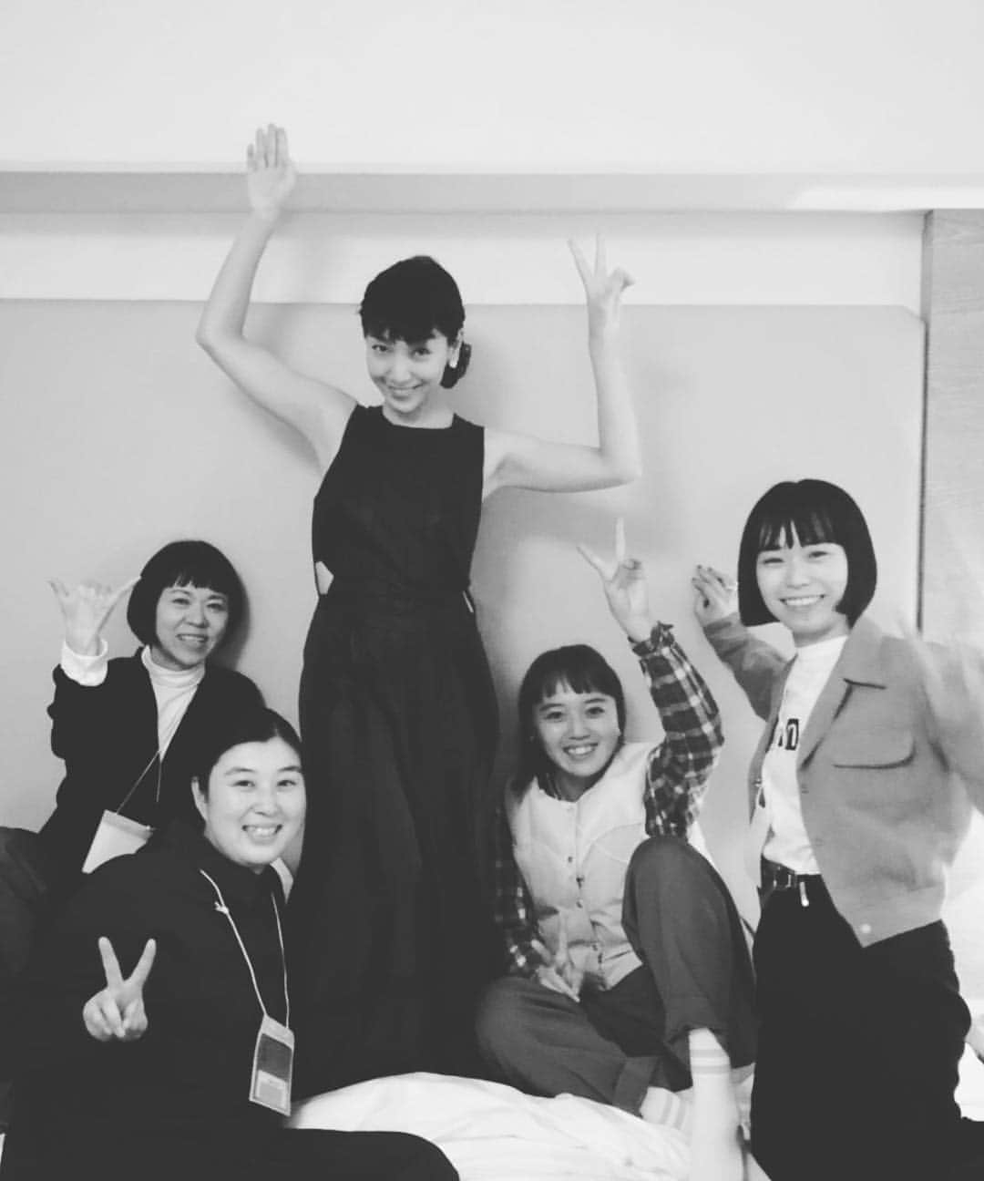 松浦美穂さんのインスタグラム写真 - (松浦美穂Instagram)「安藤サクラちゃん @sakuraando  日本アカデミー賞の授賞式の日…「まんぷく」の撮影が2日前に終了したタイミングでバックステージでヘアカット。20cm以上切ったかなぁ…ガラッとイメージチェンジ！  この日は3月初めにもかかわらず晴天に恵まれて…テラスのドアを思い切り開けて青空見ながらオープンエアでヘアカット☀️ この後にアカデミー主演女優賞を受賞するなんて…この瞬間には本人も何も考えず…ただ気持ち良いひとときでした✨✨ #andosakura #日本アカデミー賞 #主演女優賞 #hermes  #haircutbyme #twiggytokyo  #hairsalon #haircut #青空ヘアカット」4月15日 11時31分 - twiggy_mihomatsuura