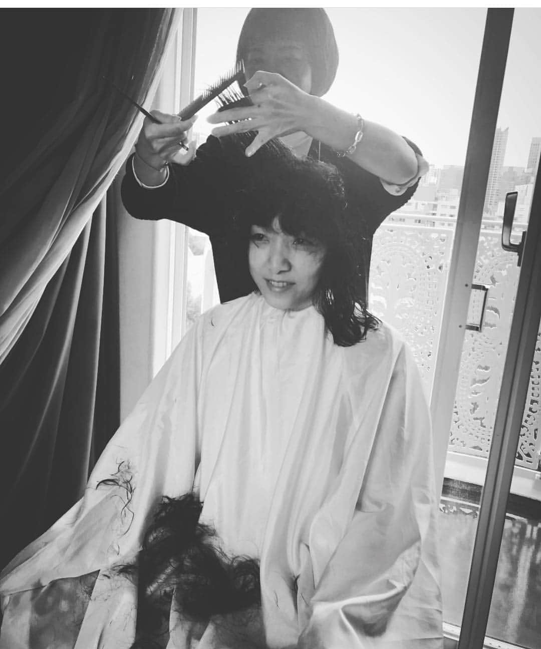 松浦美穂さんのインスタグラム写真 - (松浦美穂Instagram)「安藤サクラちゃん @sakuraando  日本アカデミー賞の授賞式の日…「まんぷく」の撮影が2日前に終了したタイミングでバックステージでヘアカット。20cm以上切ったかなぁ…ガラッとイメージチェンジ！  この日は3月初めにもかかわらず晴天に恵まれて…テラスのドアを思い切り開けて青空見ながらオープンエアでヘアカット☀️ この後にアカデミー主演女優賞を受賞するなんて…この瞬間には本人も何も考えず…ただ気持ち良いひとときでした✨✨ #andosakura #日本アカデミー賞 #主演女優賞 #hermes  #haircutbyme #twiggytokyo  #hairsalon #haircut #青空ヘアカット」4月15日 11時31分 - twiggy_mihomatsuura