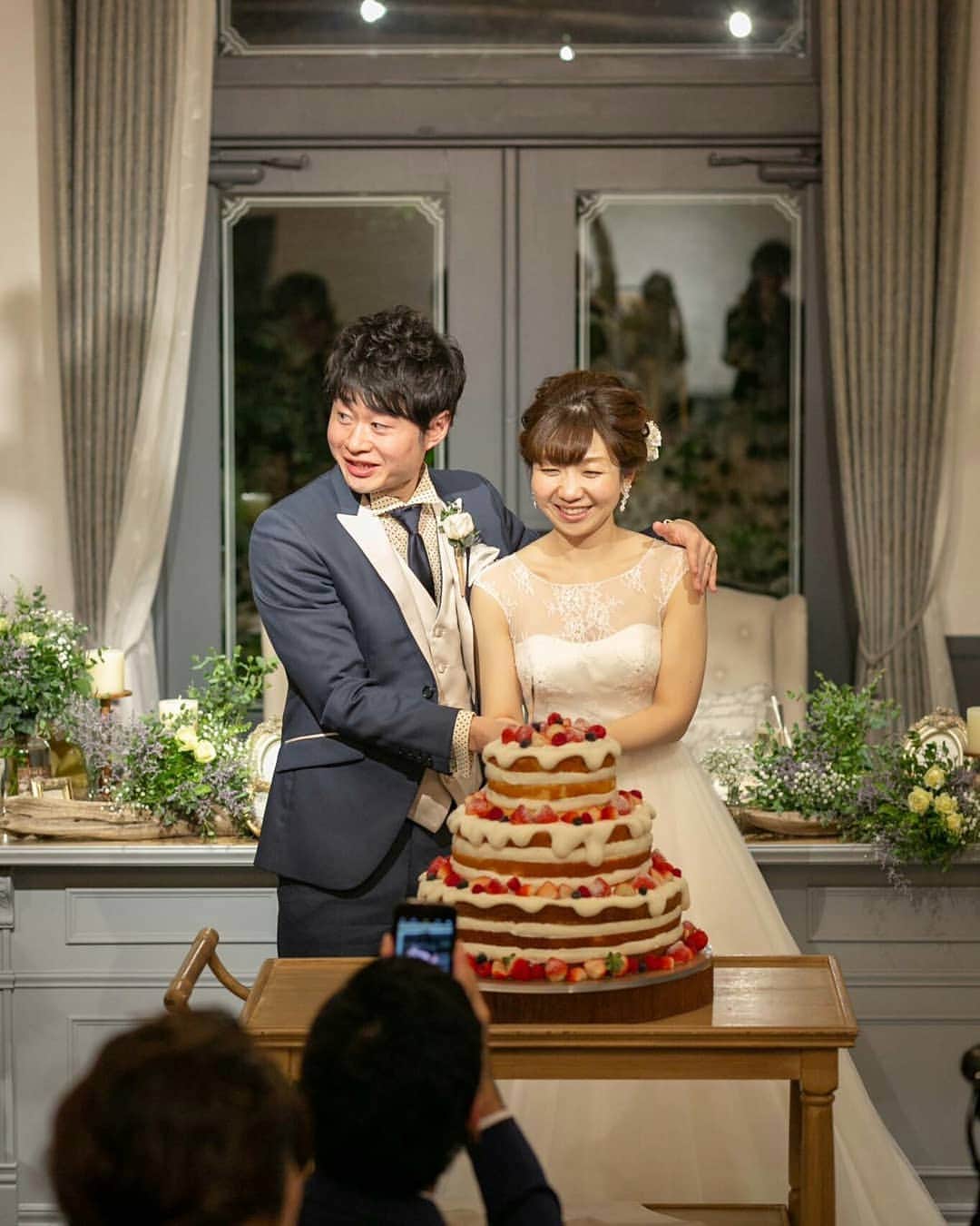 BARN&FOREST148さんのインスタグラム写真 - (BARN&FOREST148Instagram)「. ケーキ入刀 おふたりの最高の瞬間をお見逃し無く！ . . おとずれる人が幸せで笑顔になれる場所がある @barn_and_forest148  HPもしくはお電話にて お気軽にお問い合わせください♬*゜ . #barnandforest148 #148cafe #barn #148花嫁 #バーンアンドフォレスト #バーンアンドフォレスト148 #レストランウェディング #流山 #流山おおたかの森 #千葉花嫁 #結婚式写真 #結婚式場 #結婚式レポ #プレ花嫁 #卒花嫁 #緑のある結婚式場 #ガーデンのある結婚式場 #日本中のプレ花嫁さんと繋がりたい #全国のプレ花嫁さんと繋がりたい  #こだわりのウェディング #自然  #2019春婚 #2019夏婚 #ケーキ入刀」4月15日 11時24分 - barn_and_forest148