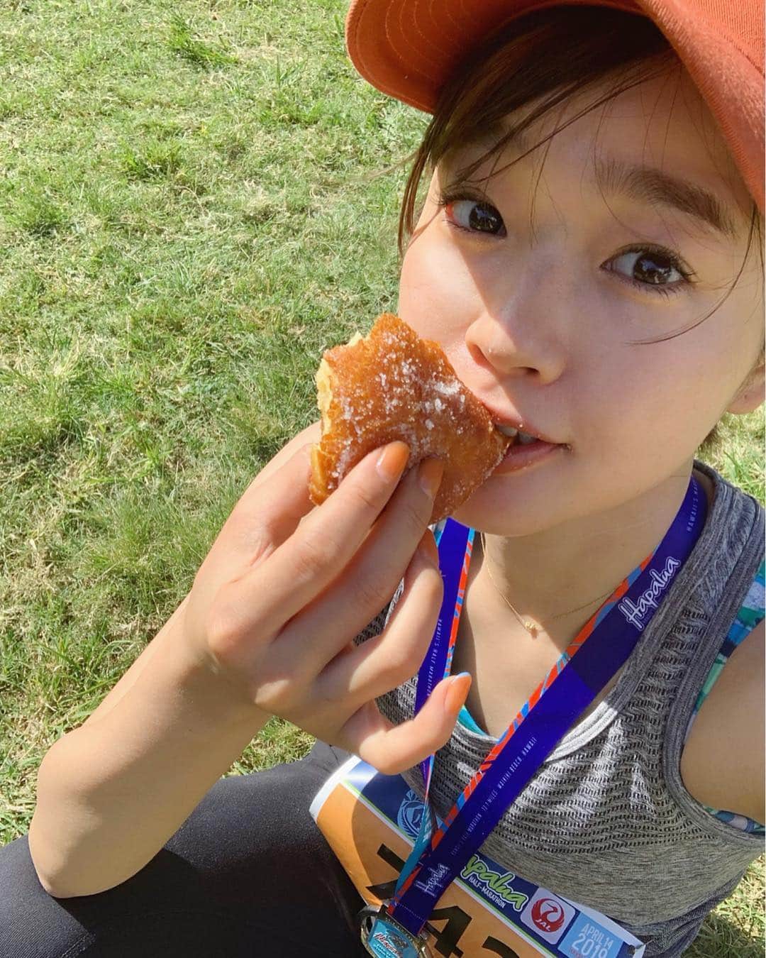 猪鼻ちひろのインスタグラム：「あ〜〜〜〜〜🧡💛🧡💛🧡 揚げたてのマラサダを楽しみに走っていたよ🤤 走った後のマラサダが世界一美味しい このマラサダを超えるマラサダはない💯  #4枚目の写真じわる #遠足か #素麺 #沁みる #そうめんを導入しようと言ってくれたJALの人に #感謝状を送りたい #ちひろの運動 #ちひろtripハワイ」