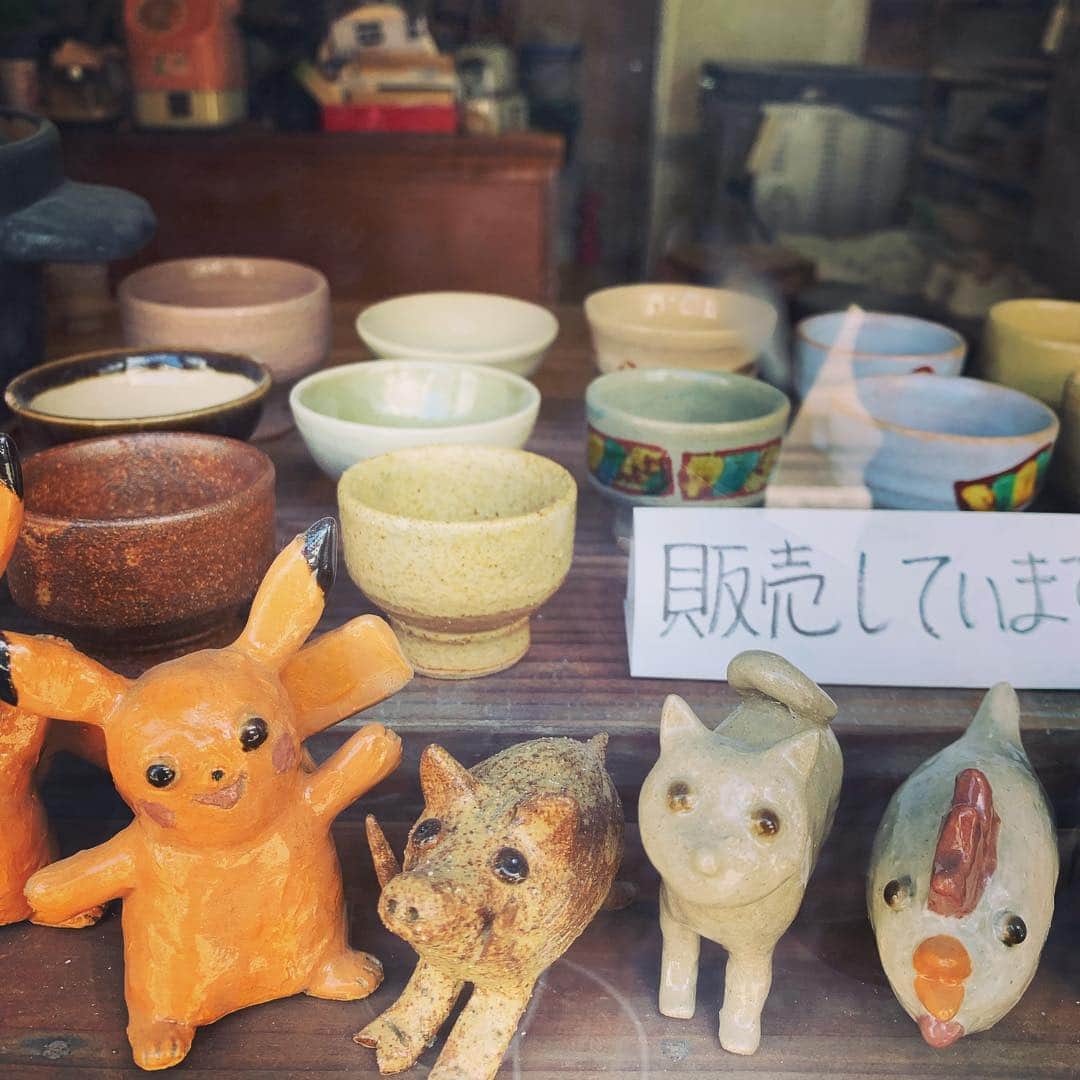 マシュー・チョジックさんのインスタグラム写真 - (マシュー・チョジックInstagram)「🍵👟 #散歩中 #東京 #Tokyo #onawalk #ceramics #Japan #pikachu #ピカチュウ #whilewalking #pokemon #ポケモン」4月15日 11時27分 - matthew_chozick