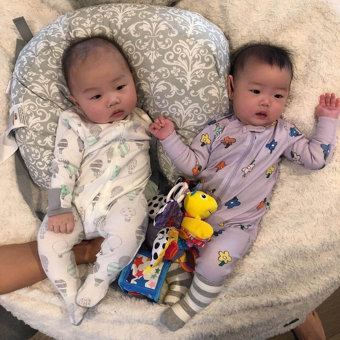 ヘリム・パクさんのインスタグラム写真 - (ヘリム・パクInstagram)「- Lia랑 Logan이랑👶🏻👶🏻 엄마아빠들은 어떻게든 웃음보겠다고 열일을 했지만, 오늘따라 시크한 리아는 무표정을😂 리아또래 친구들이 많아서 너무 좋다❤️ 근데 다 남자친구들이야😁 항상 유일한 홍일점 리아👧🏻 . . . #리아 #로건 #황금개띠친구 #시애틀맘」4月15日 11時28分 - iam_hyepark