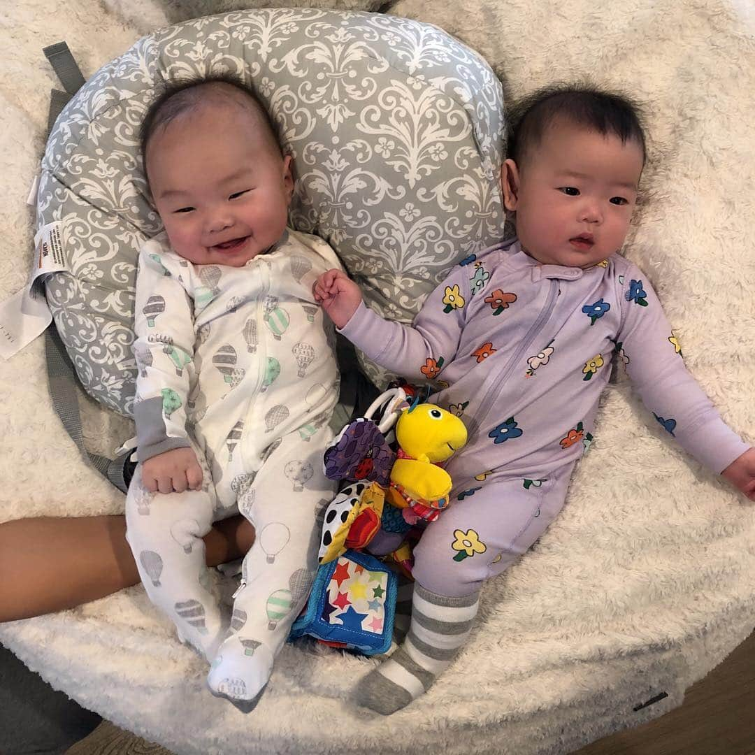 ヘリム・パクさんのインスタグラム写真 - (ヘリム・パクInstagram)「- Lia랑 Logan이랑👶🏻👶🏻 엄마아빠들은 어떻게든 웃음보겠다고 열일을 했지만, 오늘따라 시크한 리아는 무표정을😂 리아또래 친구들이 많아서 너무 좋다❤️ 근데 다 남자친구들이야😁 항상 유일한 홍일점 리아👧🏻 . . . #리아 #로건 #황금개띠친구 #시애틀맘」4月15日 11時28分 - iam_hyepark