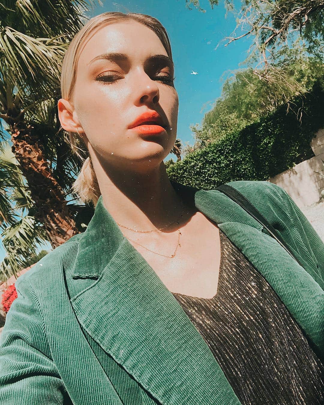 ステファニー・ミチョヴァのインスタグラム：「Coachella Day 2 🌴 Have been living off of McDonalds and Mac&Cheese 👌🏻😬」