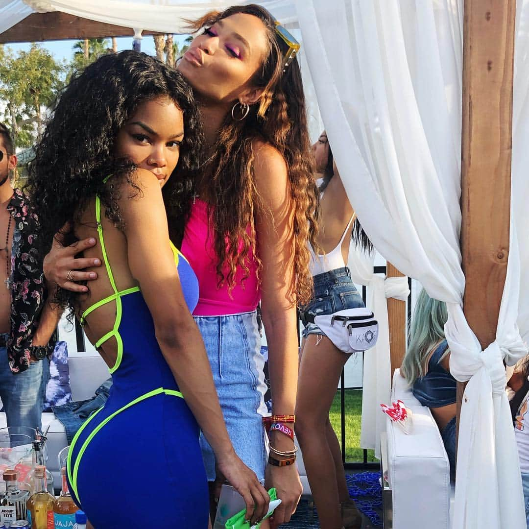 ジョアン・スモールズさんのインスタグラム写真 - (ジョアン・スモールズInstagram)「She gives me LIFE @teyanataylor @revolve #revolvefestival ⭐️」4月15日 11時39分 - joansmalls