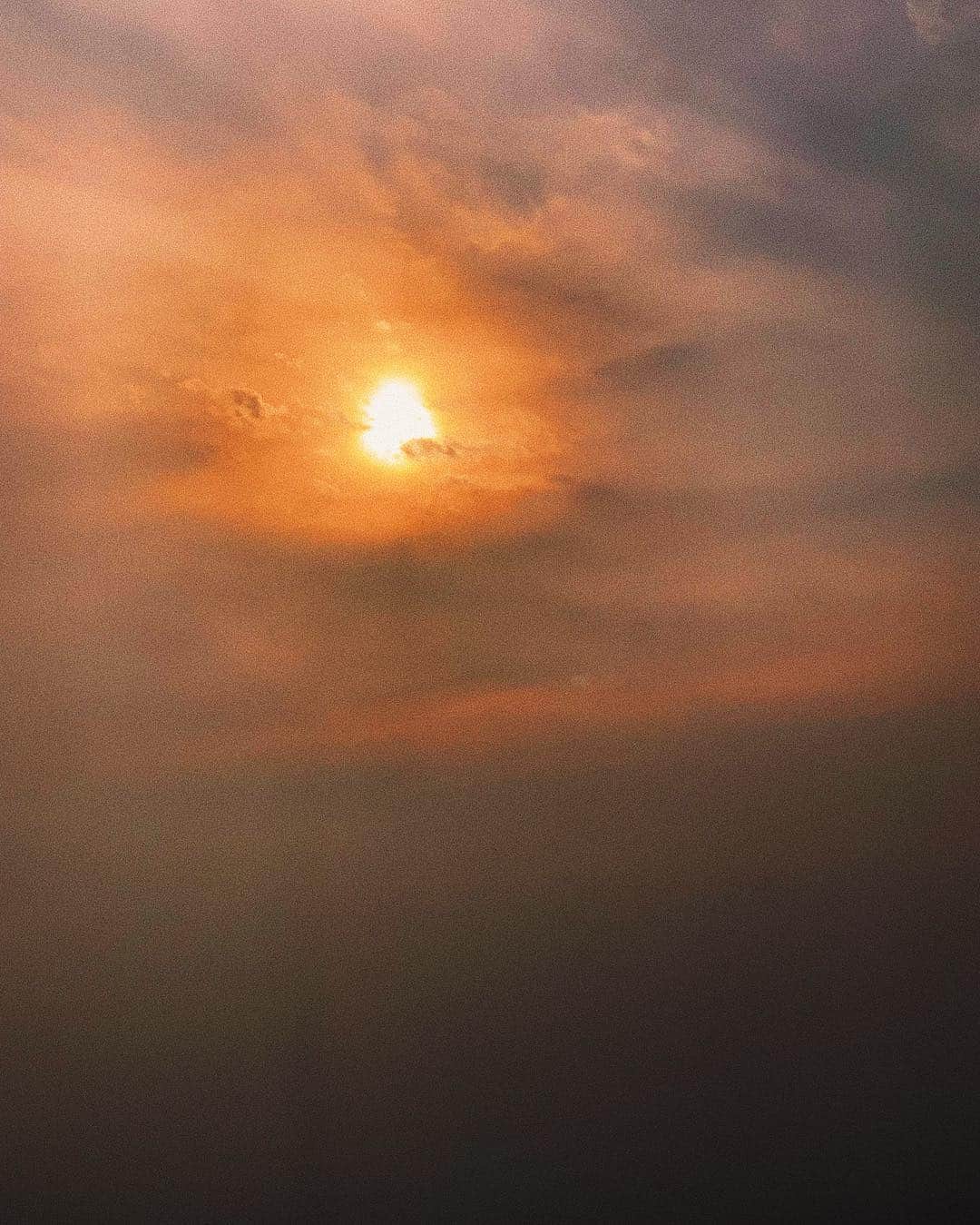 リウ・ウェンのインスタグラム：「When the sun also looks like the #BlackHole」