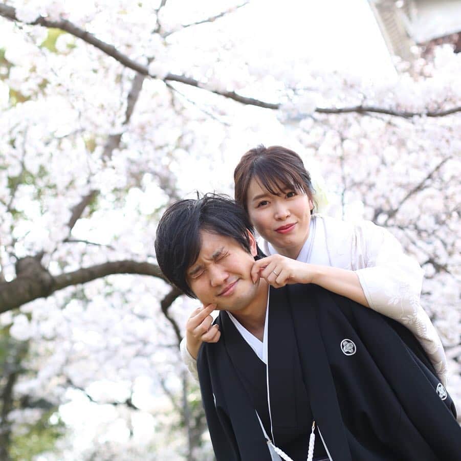 家族挙式さんのインスタグラム写真 - (家族挙式Instagram)「@kazoku_wedding をフォローして、 #家族挙式 でお写真を投稿してくださいね＊* . ------------------- ”桜×和”フォト。 ふたりの楽しそうな様子が伝わる一枚です。 日本人らしい和の雰囲気で宝物フォトを残しましょう◎ ------------------- . ❁テレビCM放映中 ▹▸ ”家族挙式ベスト”なら 【挙式・衣裳・美容・写真】が含まれたプランが97,200円〜叶います＊ ▽予約はTOPのリンクから❁ >>> @kazoku_wedding ------------------- #家族挙式 #ベストアニバーサリー #家族 #Family #家族婚  #bestanniversary #少人数婚 #wedding #ウェディング #結婚式#フォトウェディング #プレ花嫁 #卒花 #日本中のプレ花嫁さんと繋がりたい #花嫁 #卒花嫁 #国内挙式  #結婚式準備 #weddingtbt #プラコレ#Dressy花嫁 #2019年春婚 #2019年夏婚 #2019年秋婚#2019年冬婚 #セントアクアチャペル #和装 #ロケーションフォト #桜」4月15日 11時48分 - kazoku_wedding
