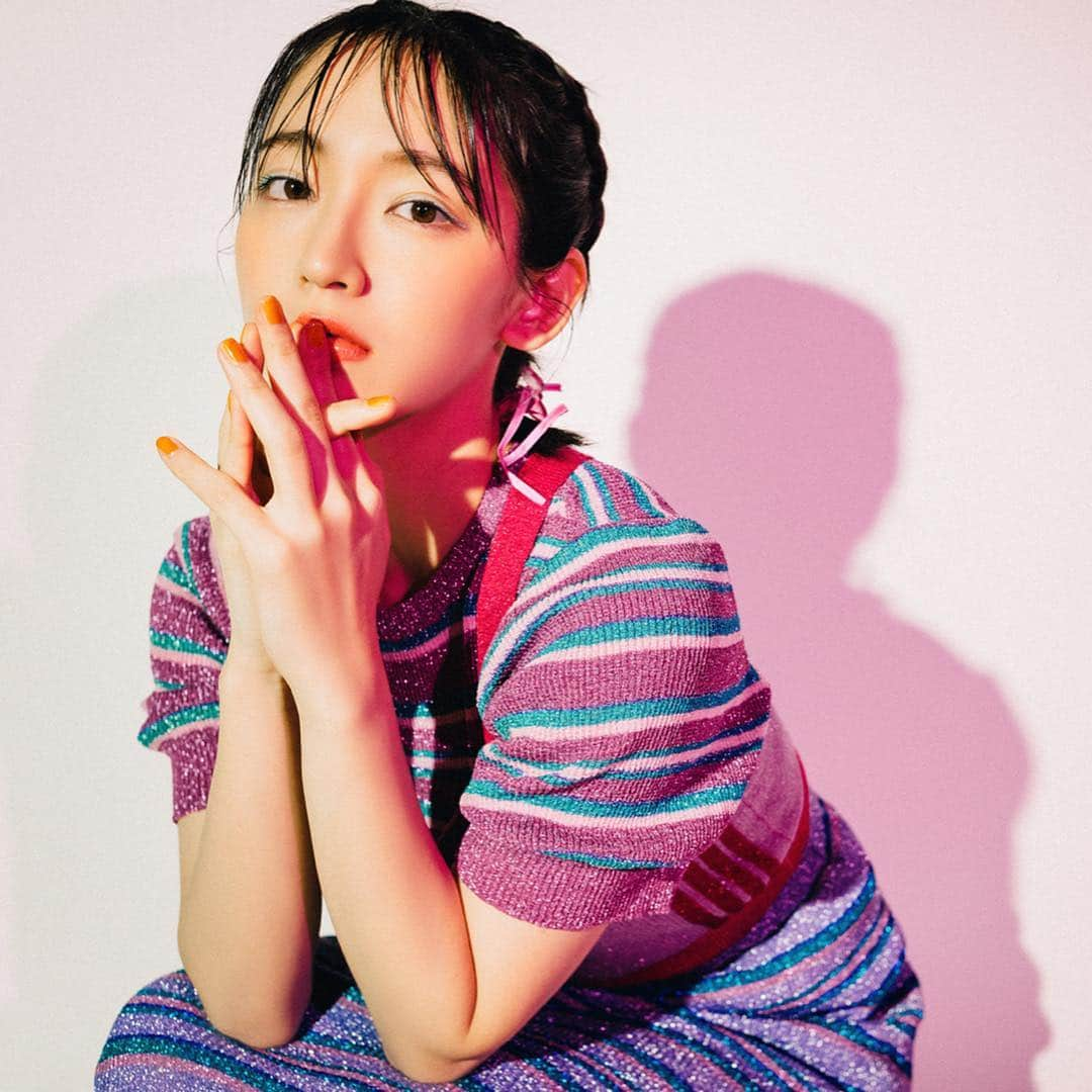 板橋よしえさんのインスタグラム写真 - (板橋よしえInstagram)「『Candy Stripper MAGAZINE』 板橋よしえ連載『おしえて好きなひと』 第11回めのゲストは女優の吉岡里帆ちゃん♡  2015年に友人から「凄いかわいい子がいるんだよ～！」と教えてもらってから、共通の友人・知人が多かったり、里帆ちゃんがわたしをフォローしてくれていたり (ものすごくビックリ😳とってもうれしかったなあ) 会う前から連絡を取り合ったり、いろいろご縁を感じる里帆ちゃんとのドキドキの初対面🥺💕 話したいことが溢れて、対談始まる前にふたりでいろんなこと話したの、楽しかったなあ☺️ 「みんながよしえさんって呼んでるから、わたしはキャンディさんって呼びます！そしたら覚えてもらえるから！」と里帆ちゃん😳 キャンディさんて呼ばれるのは人生初だよ😂 そしてキャンディさんて呼ばれなくても、里帆ちゃんのこと忘れるわけないからー！笑 里帆ちゃんは、まっすぐこれをやりたい！という気持ちがぶれず、思ったことをやり遂げる力が凄い👏👏👏 そして、常に自分の現状を甘んじず、何事にも感謝の気持ちを忘れない。 時代を代表するひとりであるのに、とても謙虚で決して偉ぶることなく、真摯に人や物事、自分と自身の状況と向き合っていて、人としてとってもとっても素晴らしいのです🥺✨ そんな里帆ちゃんとの対談は、プロフィールのリンクから飛べるようになっています🔝 ぜひ読んでみてくださいっ☺️ 対談の感想もお待ちしております💌📄✍☺ #candystripper_magazine #candystripper  #板橋よしえ #おしえて好きなひと #吉岡里帆 #話したりない対談 #またゆっくり語らおうね」4月15日 11時44分 - candy_yoshie