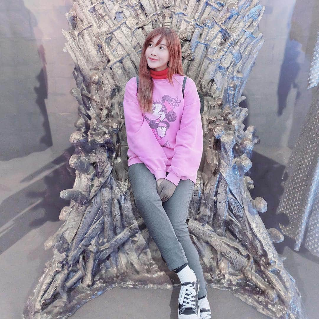 ジェシカ・ヤマダさんのインスタグラム写真 - (ジェシカ・ヤマダInstagram)「Bet you wouldn’t guess that a tourist won the #ironthrone. 🙆🏻‍♀️⚔️😝 I’ve had the opportunity to visit this #GameOfThronesTheTouringExhibition during my honeymoon (#antjess🍯🌙) last year, and it was pretty cool! Swipe to the last two slides for one of my favorite parts of the display. 🤣 . Btw I just finished watching the first episode of the last season!!! Not gonna spoil anything here (there’s a special place in hell for those who give spoilers), but the thought that THIS is the last season is making me sad. 😞 . #GameOfThrones #GOTs8 #WinterIsHere #GameOfThronesSeason8 #GOT #forthethrone」4月15日 11時51分 - jessyamada