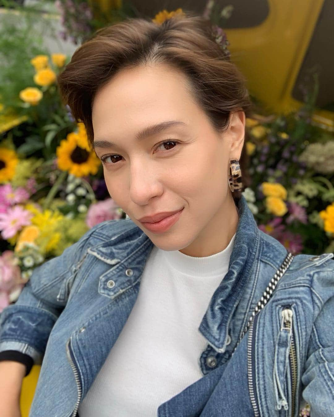 Livさんのインスタグラム写真 - (LivInstagram)「Everyone has been complimenting me on my skin! I have to say I am so lucky to have been introduced to #worldofkiehls and dropped by the original store from 1851 in NYC!!!! Their roots are here, but their future is sustainable and I am so happy to have experienced that :) I stocked up on products for the road and have been religious with my preflight, onboard, and after flight skincare. Thank you @kiehlssg xx」4月15日 11時54分 - livlogolding