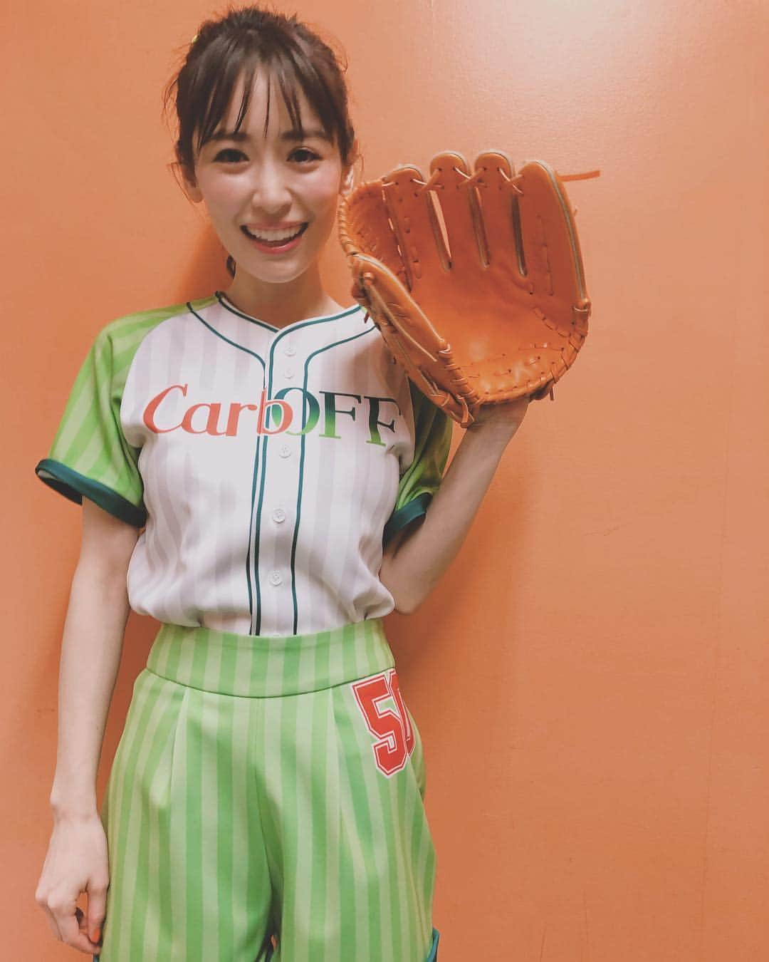 高橋里帆さんのインスタグラム写真 - (高橋里帆Instagram)「昨日は始球式でした〜⚾️ 緊張している @rika_izumi_  ちゃんをジャビット君が優しく励ましてる後ろ姿が可愛い💕  二人とも背番号50✨  今回もしっかりキャッチャーまで届く！？ 通り過ぎてもっと遠くまで〜🎵 すごい❣️行き過ぎてしまうなんて😆  スカウトされちゃうかも？！ 運動能力の高さ！！ 後ろ姿も可愛いです💕  #始球式#泉 里香 さん#高橋里帆メイク#カーボフ#ジャビット」4月15日 11時54分 - takahashi.riho