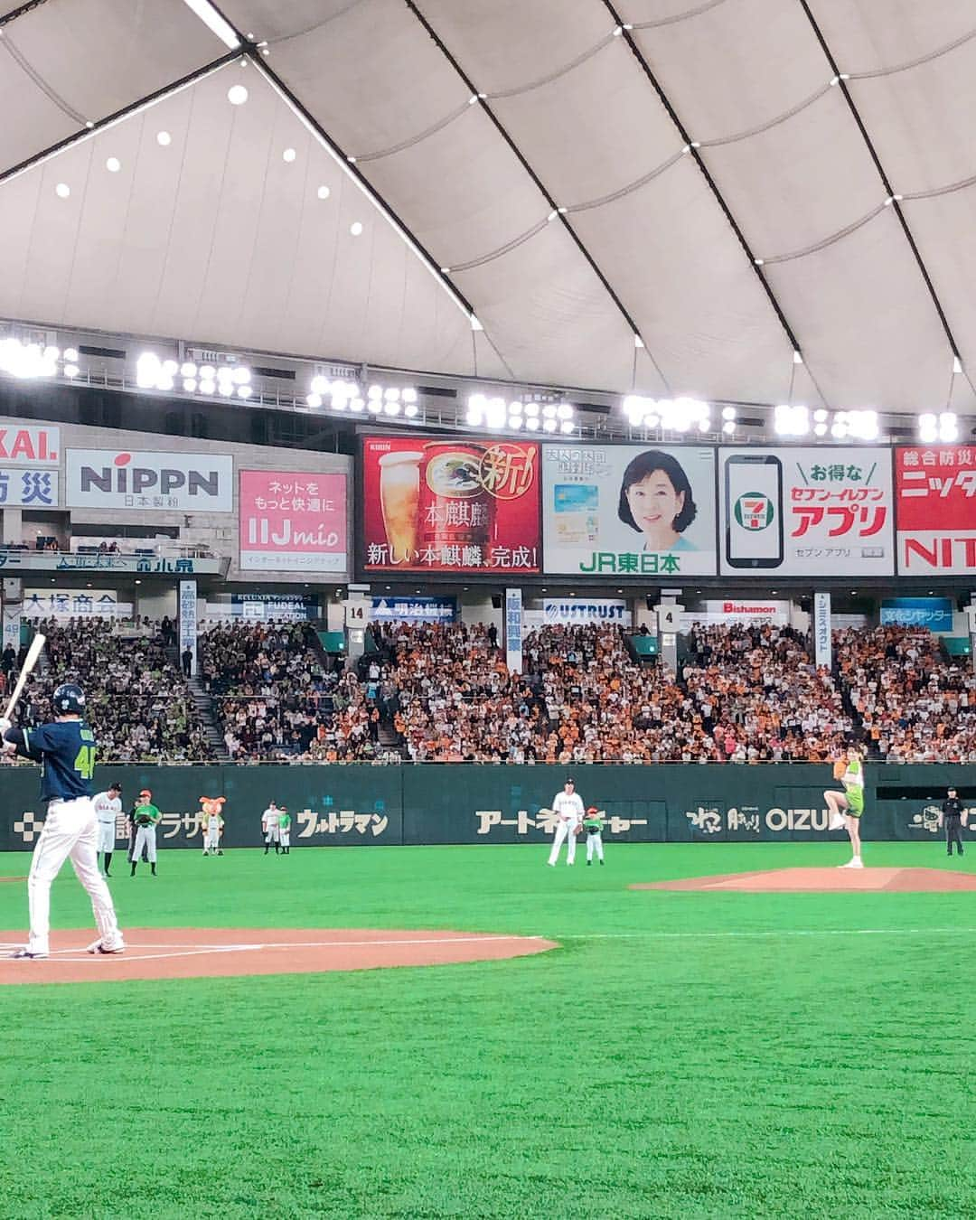 高橋里帆さんのインスタグラム写真 - (高橋里帆Instagram)「昨日は始球式でした〜⚾️ 緊張している @rika_izumi_  ちゃんをジャビット君が優しく励ましてる後ろ姿が可愛い💕  二人とも背番号50✨  今回もしっかりキャッチャーまで届く！？ 通り過ぎてもっと遠くまで〜🎵 すごい❣️行き過ぎてしまうなんて😆  スカウトされちゃうかも？！ 運動能力の高さ！！ 後ろ姿も可愛いです💕  #始球式#泉 里香 さん#高橋里帆メイク#カーボフ#ジャビット」4月15日 11時54分 - takahashi.riho