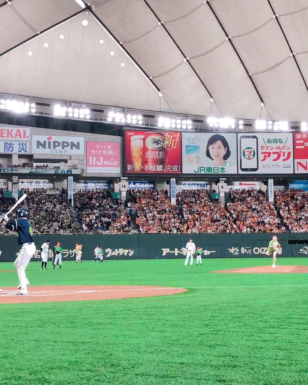 高橋里帆さんのインスタグラム写真 - (高橋里帆Instagram)「昨日は始球式でした〜⚾️ 緊張している @rika_izumi_  ちゃんをジャビット君が優しく励ましてる後ろ姿が可愛い💕  二人とも背番号50✨  今回もしっかりキャッチャーまで届く！？ 通り過ぎてもっと遠くまで〜🎵 すごい❣️行き過ぎてしまうなんて😆  スカウトされちゃうかも？！ 運動能力の高さ！！ 後ろ姿も可愛いです💕  #始球式#泉 里香 さん#高橋里帆メイク#カーボフ#ジャビット」4月15日 11時54分 - takahashi.riho