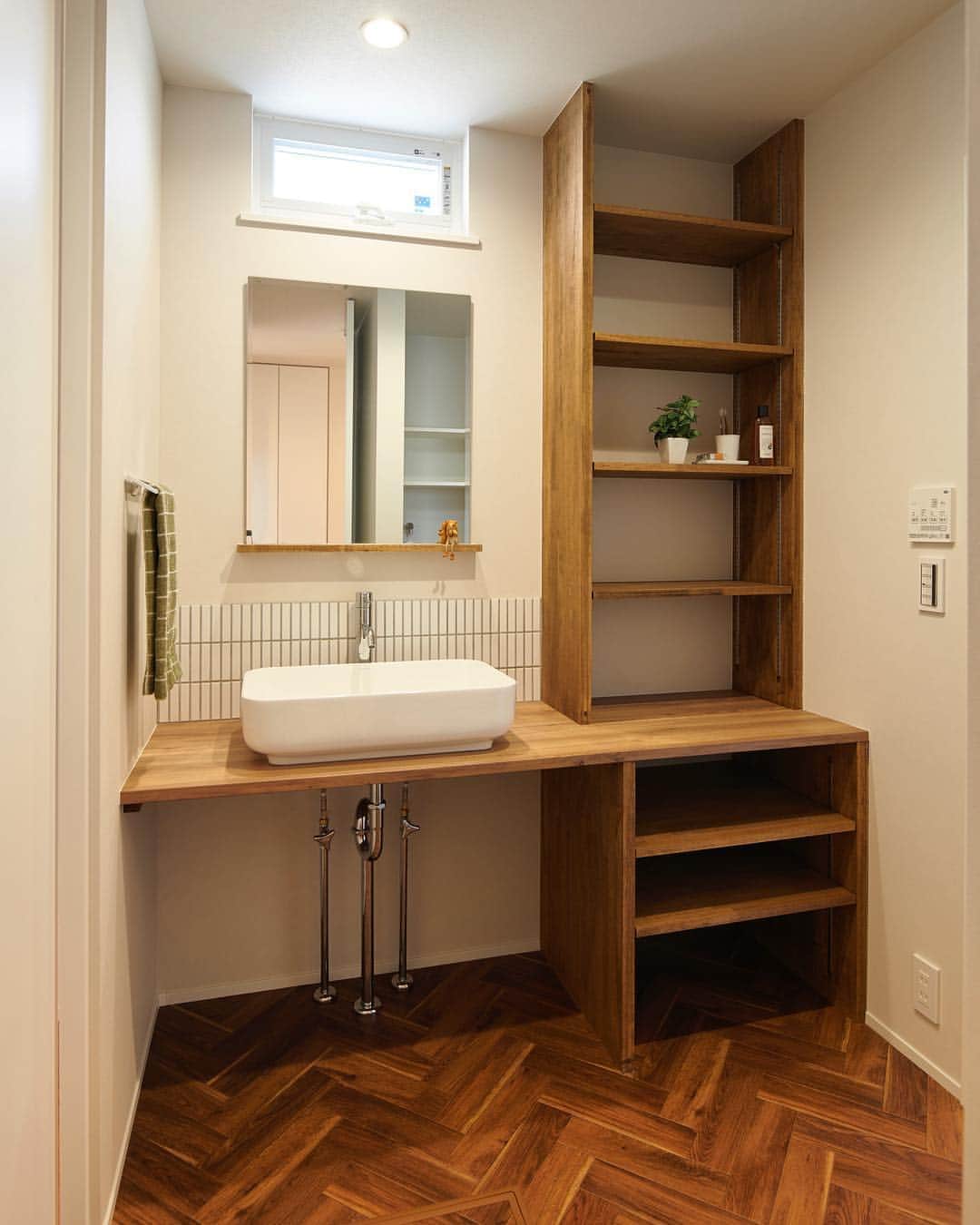 ルポハウス一級建築士事務所さんのインスタグラム写真 - (ルポハウス一級建築士事務所Instagram)「・ ・ ・ シンプルな造作洗面台。 ・ 白のボーダータイルとヘリンボーンのクッションフロアの組み合わせがアクセントに。 ・ カウンターを通すことで広々と使え、可動棚を設えて収納力も確保。 ・ ・ ・ 𓐌𓐌𓐌𓐌𓐌𓐌𓐌𓐌𓐌𓐌𓐌𓐌𓐌𓐌𓐌𓐌𓐌𓐌  ルポハウスの施工事例はこちらまで☞ @reposhouse  𓐌𓐌𓐌𓐌𓐌𓐌𓐌𓐌𓐌𓐌𓐌𓐌𓐌𓐌𓐌𓐌𓐌𓐌 #ルポハウス は#ちょっとかっこいい家 を"友人のために" という思いでつくっています。 一生に一度の#マイホーム。 「あなたにしかできない」×「ルポハウスだからできる」で、 私たちだけの#家づくり を思いっきり楽しんでみませんか？！ ・ ・ ・ #住宅 #注文住宅 #新築一戸建て #デザイナーズ住宅  #一級建築士事務所 #設計事務所 #滋賀県大津市 #滋賀県草津市 #洗面台インテリア #シンプル洗面台 #造作洗面台 #可動棚収納 #名古屋モザイク #イリーデ #ボーダータイル #サンゲツクッションフロア #hm4030」4月15日 11時59分 - reposhouse