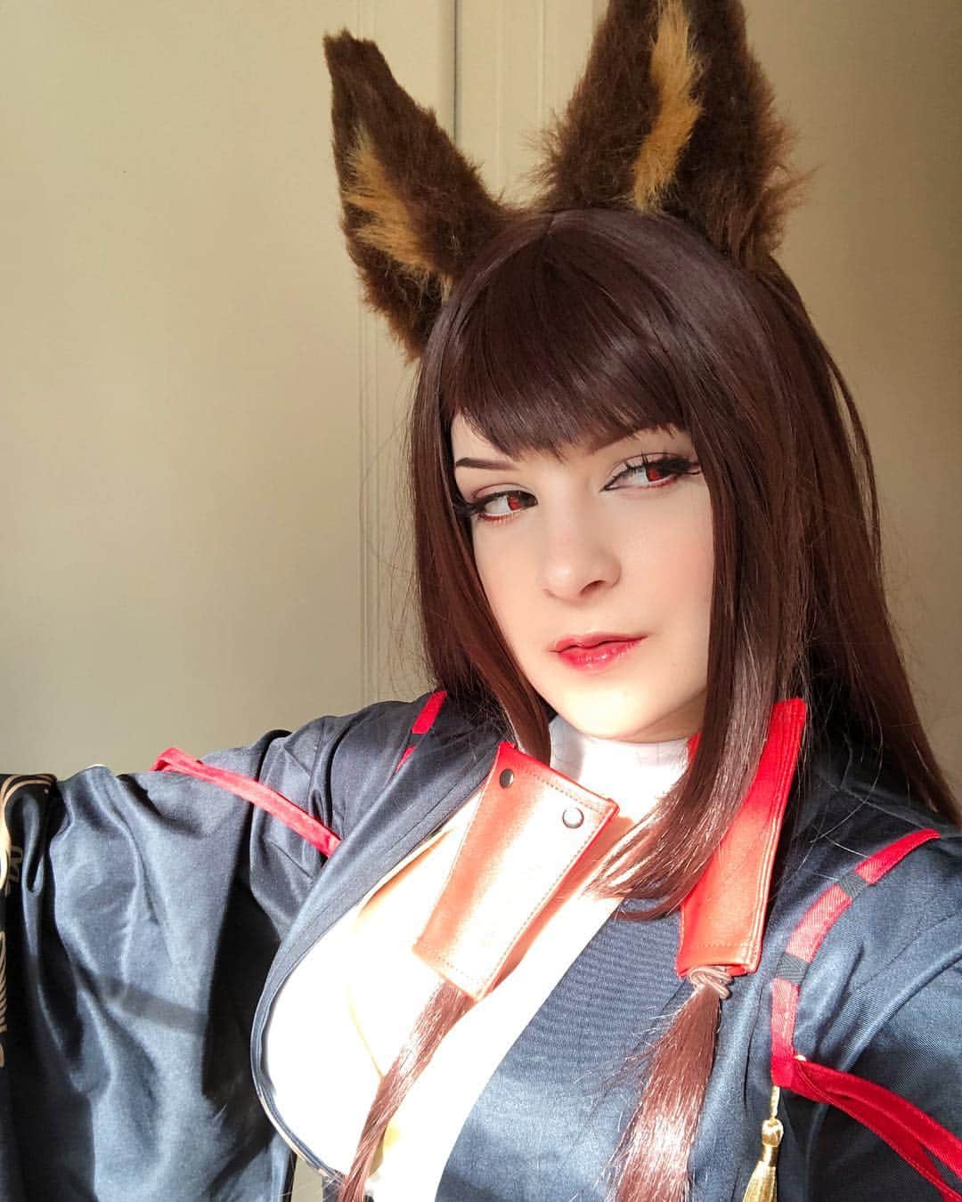 Tessaさんのインスタグラム写真 - (TessaInstagram)「I’ve got a couple more Akagi photodumps left, so bear with me!🦊🌸 I’ve gotten a lot of questions about where these contacts are from, I was remembering wrong but I checked and they’re “candy red” from @uniqso ! Ears: @mowkycosplay  Costume: @uwowo_cosplay」4月15日 12時00分 - hiso.neko